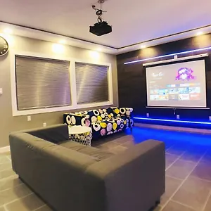  Apartment Modern, Cheerful 2bd 1br Apt+free Parking Canada